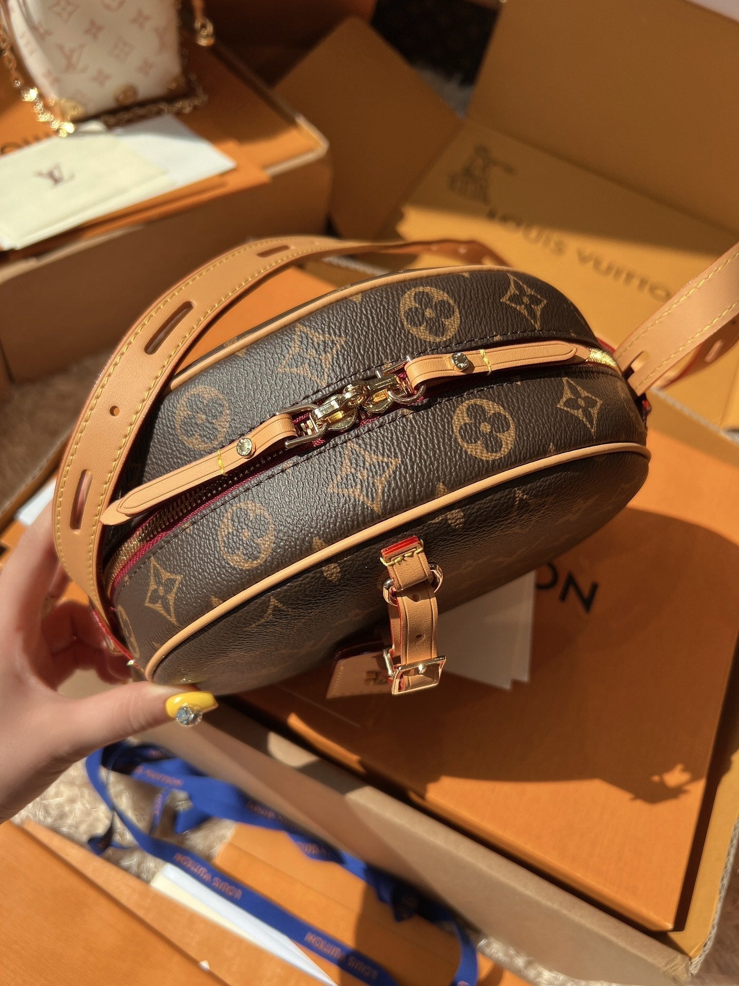 LV Boite Chapeau Souple Monogram Canvas Round Hat Box Bag with Top Handle (20 x 22.5 x 18) cm